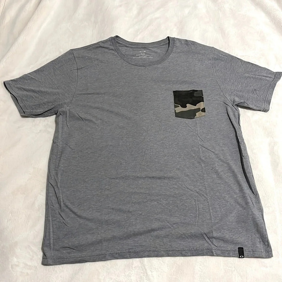 Oakley Men’s Gray XL Tee Shirt With Camo Front Pocke - Picture 1 of 7